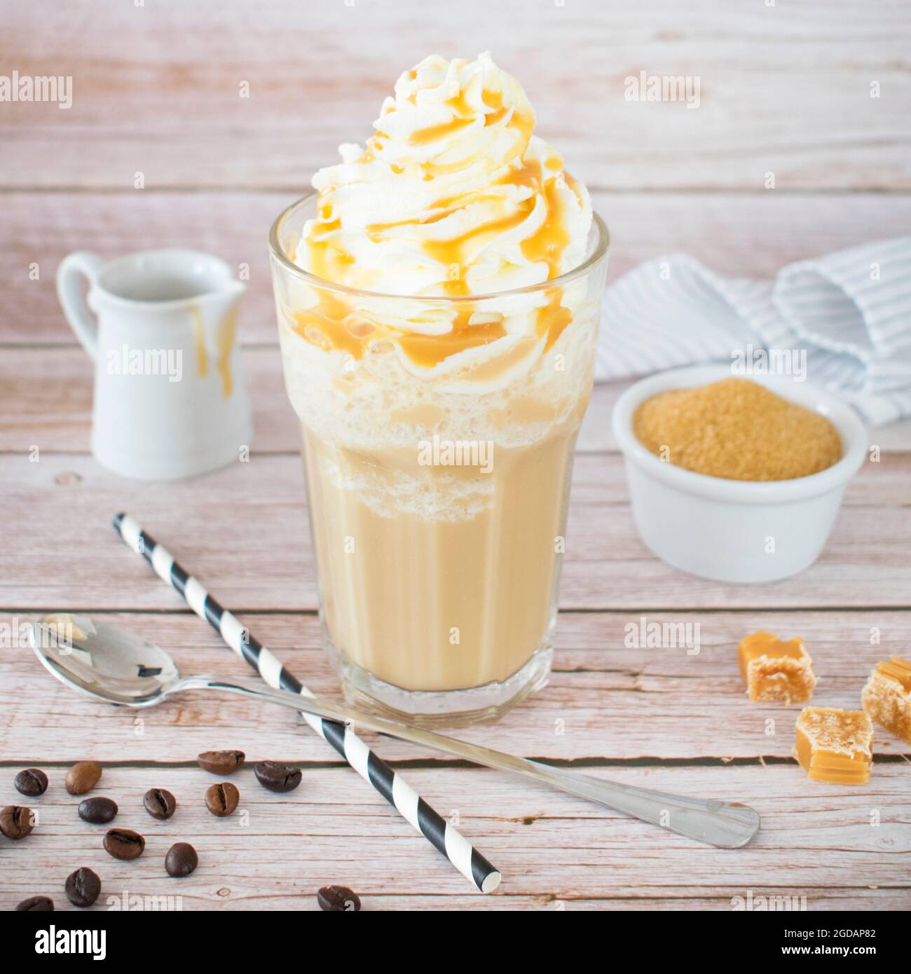 Frappuccino mit Schlagsahne und Karamellsauce. Stockfoto