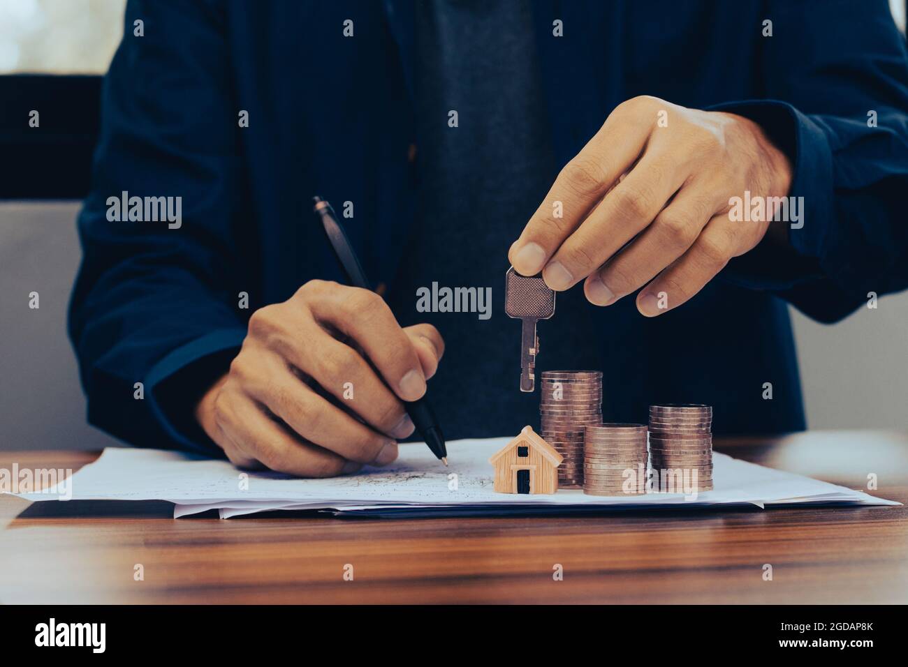 Hand halten Stift schreiben auf Dokument zu Hause Darlehen Stockfoto