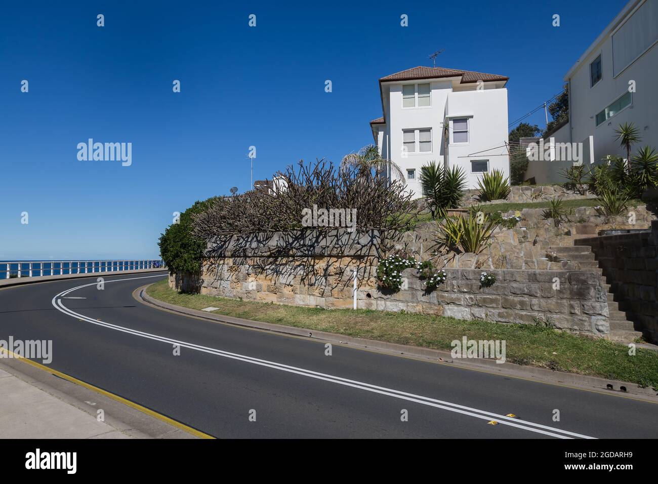 Sydney, Australien. Donnerstag, 12. August 2021. Marine Drive, Tamarama an einem schönen Wintertag mit einer maximalen Temperatur von etwa 22 ºC am Tamarama Beach. Die Sperrbeschränkungen für Teile des Großraums Sydney wurden aufgrund der Ausbreitung der Delta-Variante weiter ausgeweitet. Quelle: Paul Lovelace/Alamy Live News Stockfoto