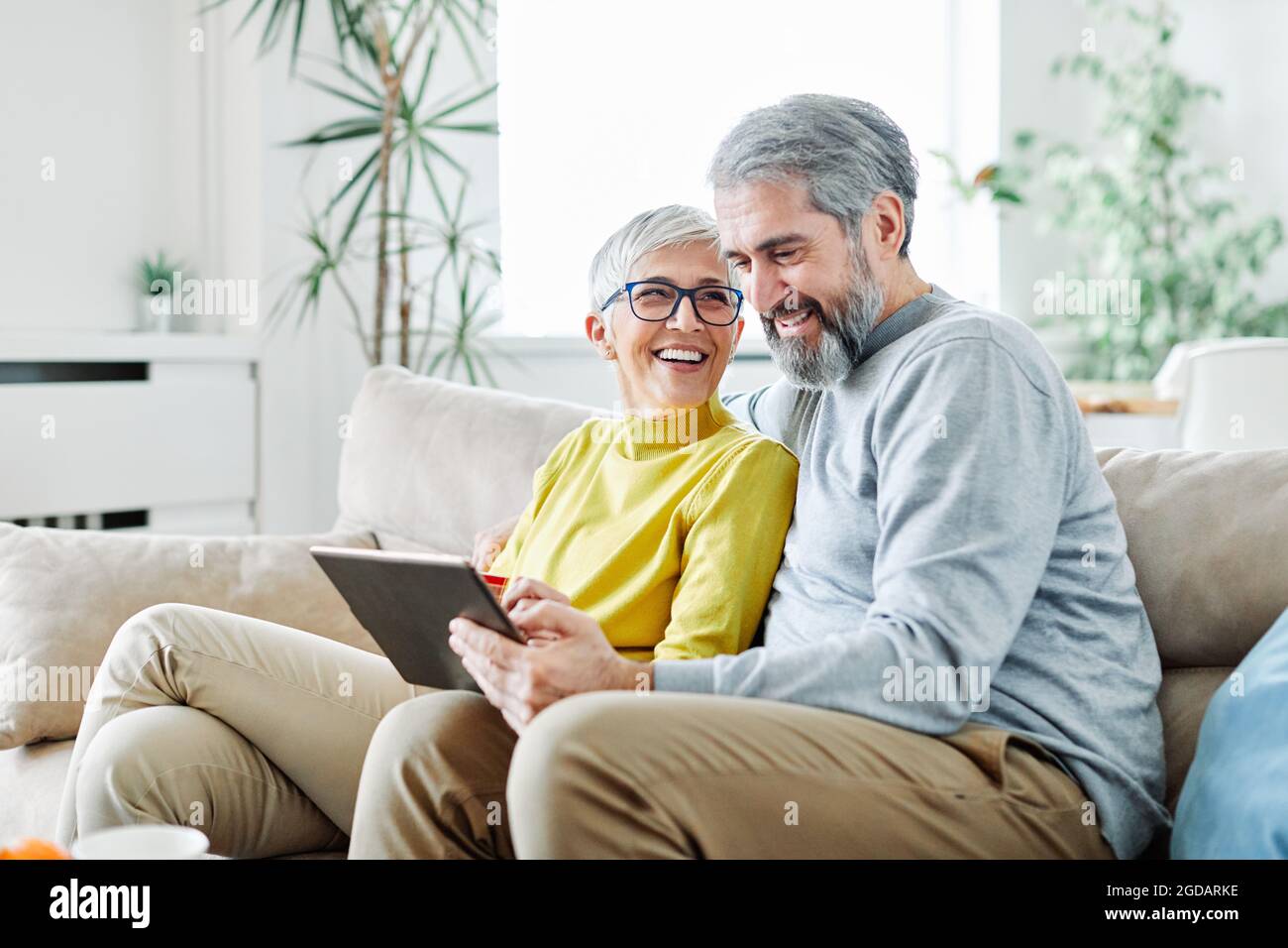 Ältere Paar glücklich Tablet-Computer lieben zusammen Stockfoto