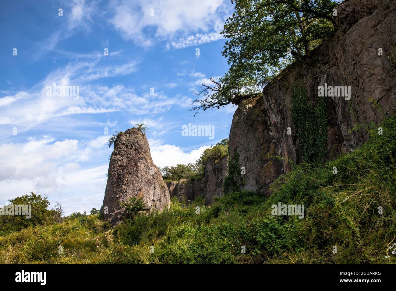 Die Felssäule des Stenzelbergs im Siebengebirge bei Königswinter diente der Berg bis zum Th als Steinbruch für Quarzlatit Stockfoto
