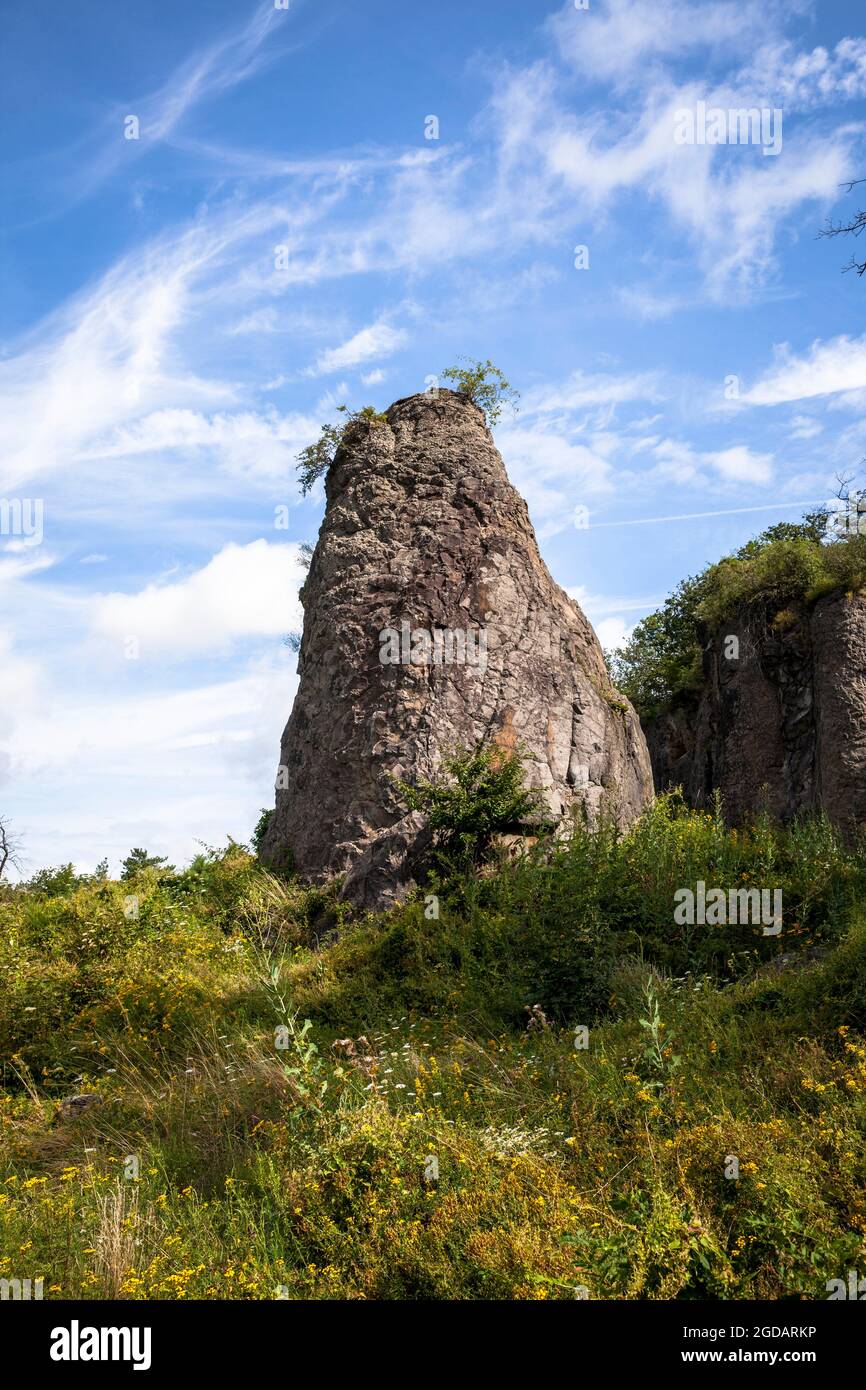 Die Felssäule des Stenzelbergs im Siebengebirge bei Königswinter diente der Berg bis zum Th als Steinbruch für Quarzlatit Stockfoto