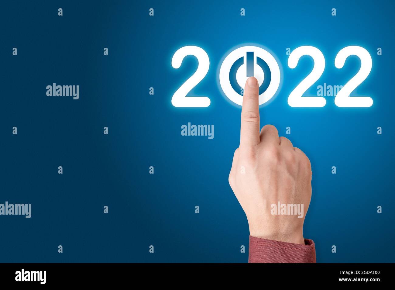 Die Hand drückt die Starttaste für 2022. Frohes Neues Jahr 2022. Neues Jahr Neu Sie, Auflösung, Veränderung, Ziel, Vision, Innovations- und Planungskonzept. Begi Stockfoto