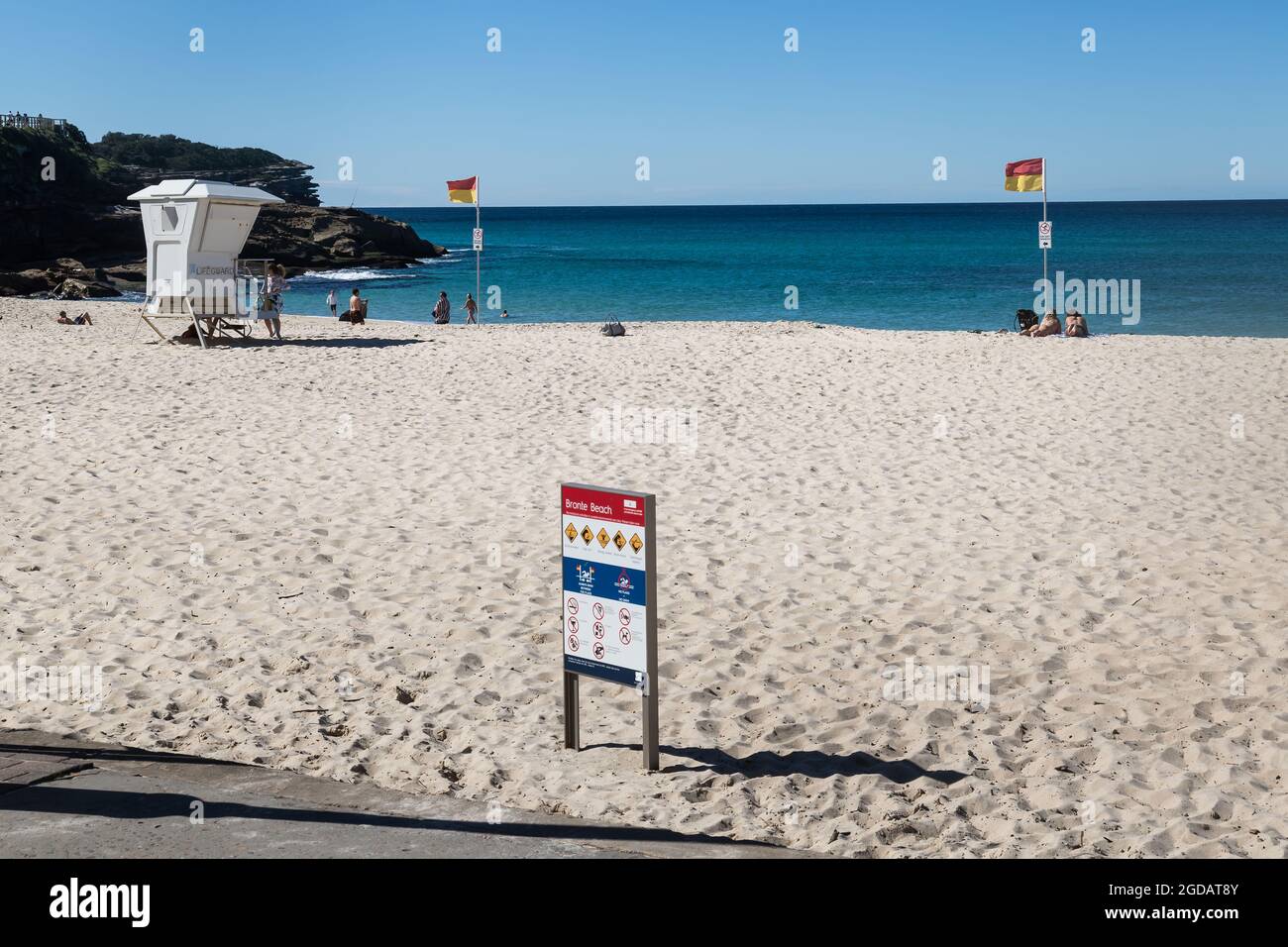 Sydney, Australien. Donnerstag, 12. August 2021. Einheimische genießen einen schönen Wintertag mit einer maximalen Temperatur von etwa 22 ºC am Bronte Beach. Die Sperrbeschränkungen für Teile des Großraums Sydney wurden aufgrund der Ausbreitung der Delta-Variante weiter ausgeweitet. Quelle: Paul Lovelace/Alamy Live News Stockfoto