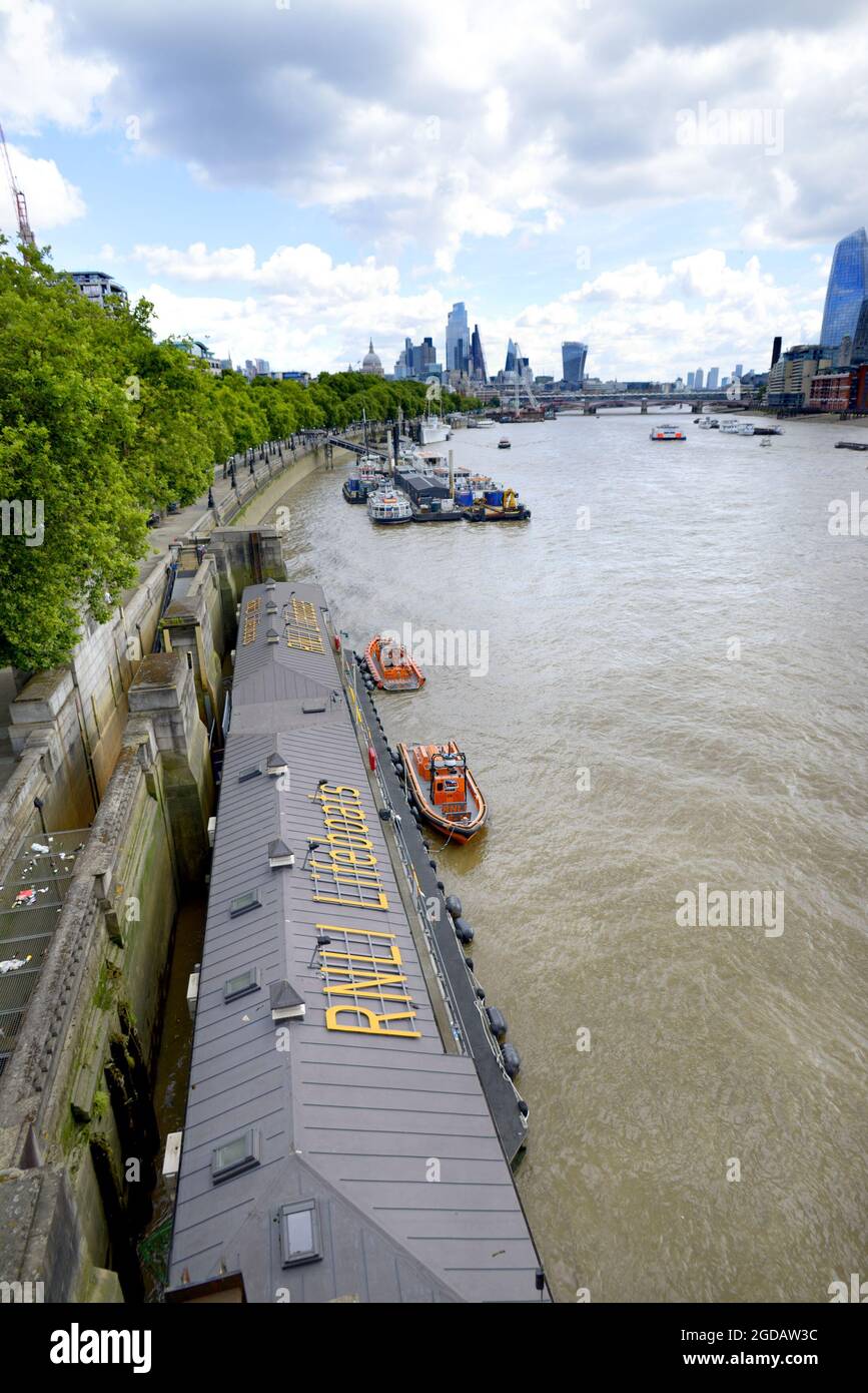 London, England, Großbritannien. RNLI Tower Rettungsbootstation an der Waterloo Bridge am Victoria Embankment, der geschäftigsten Rettungsbootstation von RNLI, ist rund um die Stadt besetzt Stockfoto
