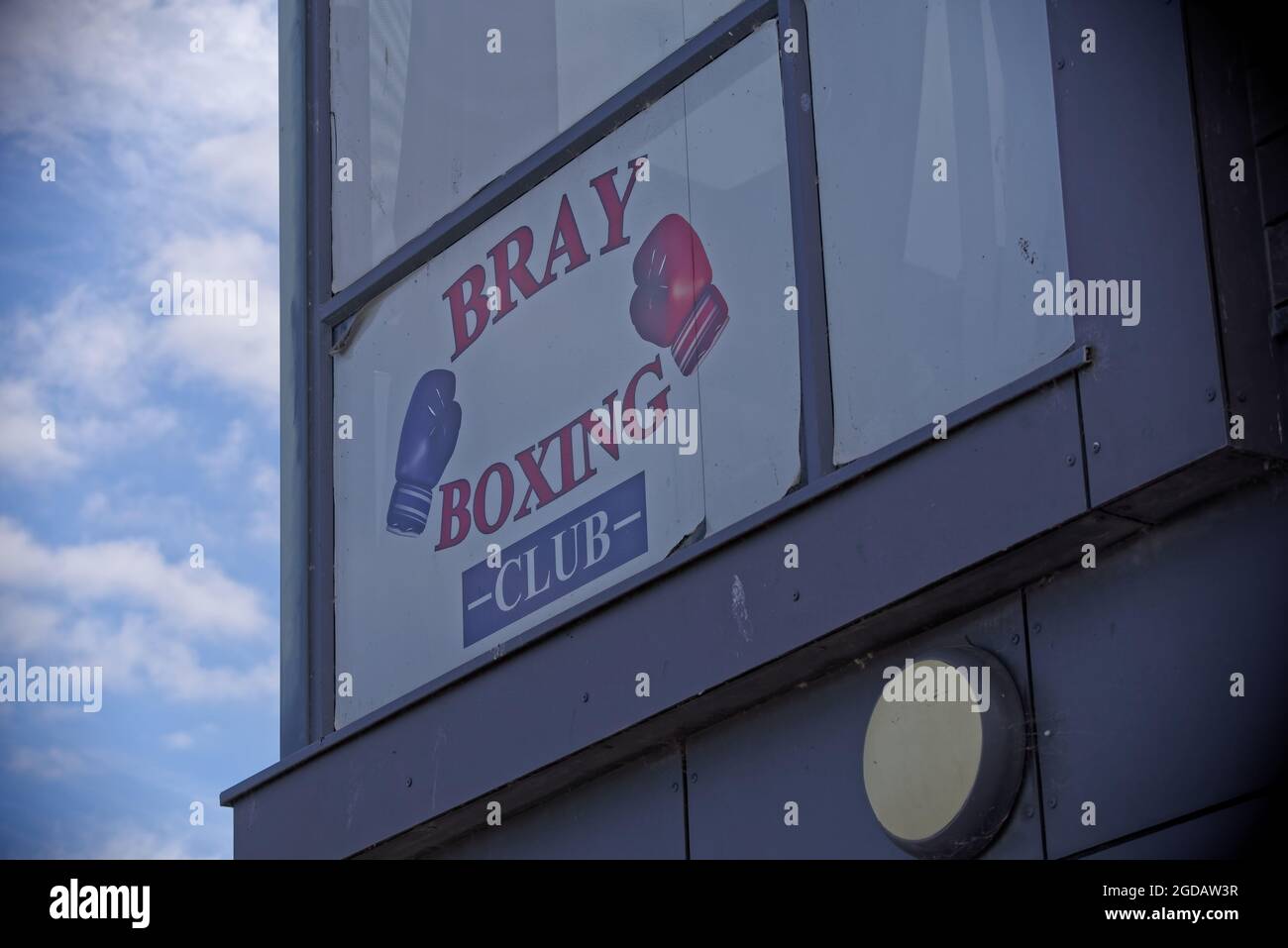 BRAY, IRLAND - 19. Juni 2021: Logo des Bray Boxing Clubs in Bray, County Wicklow, Irland. Stockfoto