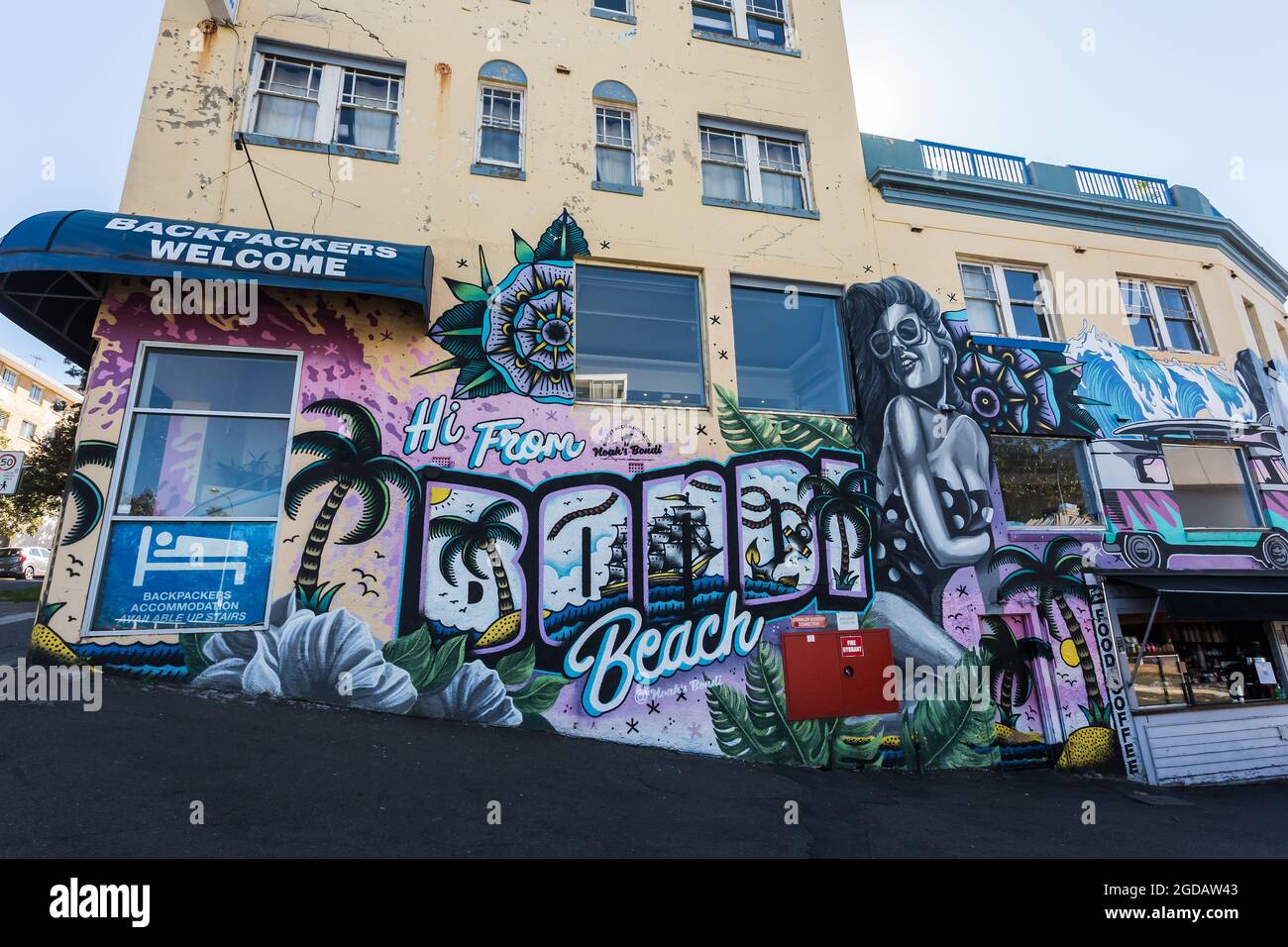 Sydney, Australien. Donnerstag, 12. August 2021. Noahs Bondi Backpackers sehen leer aus und zeigen interessante Wandbilder. Die Sperrbeschränkungen für Teile des Großraums Sydney wurden aufgrund der Ausbreitung der Delta-Variante weiter ausgeweitet. Quelle: Paul Lovelace/Alamy Live News Stockfoto