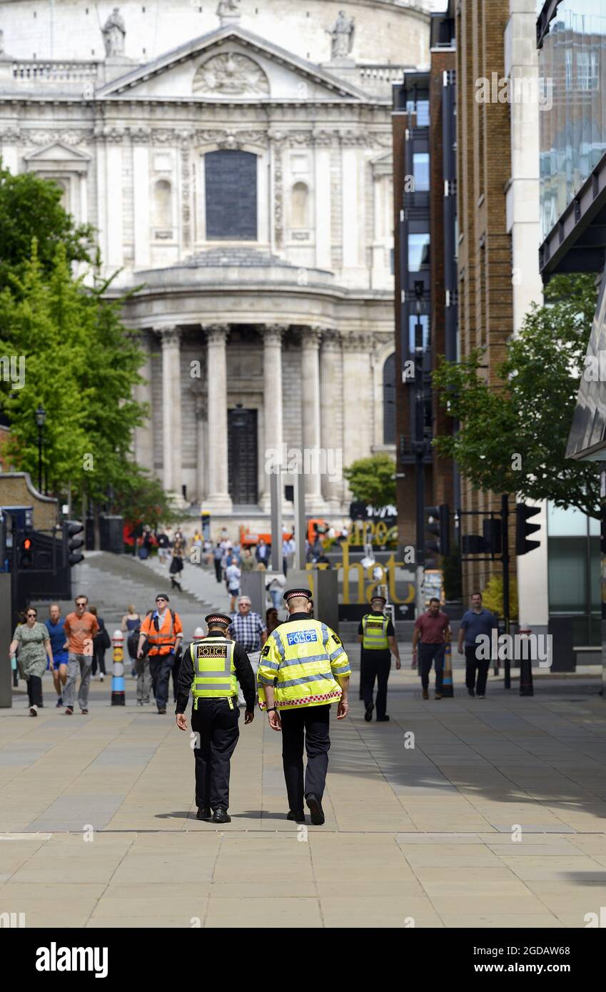 London, England, Großbritannien. Polizisten, die den St. Peter's Hill hinauf zur St. Paul's Cathedral laufen Stockfoto