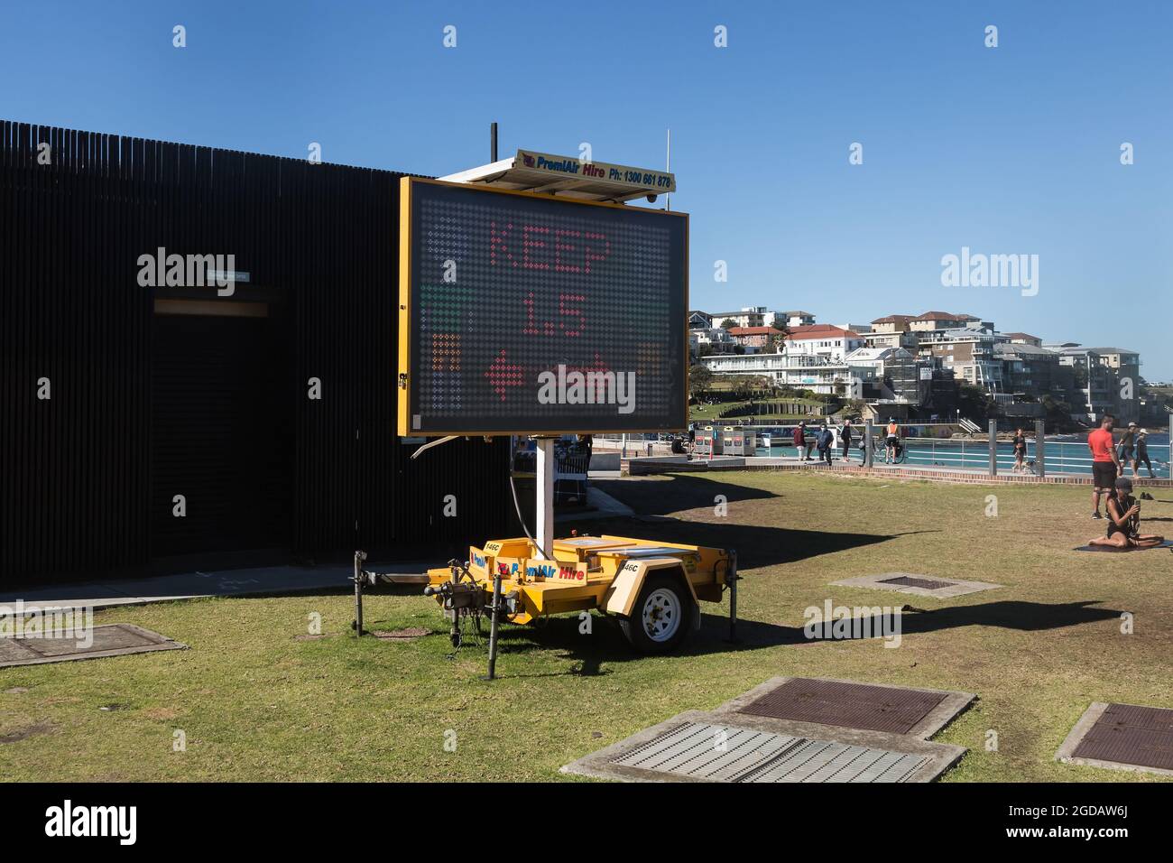 Sydney, Australien. Donnerstag, 12. August 2021. Covid-19-Schilder mit sozialer Distanz am Bondi Beach. Lockdown-Beschränkungen für Teile des Großraums Sydney wurden aufgrund der Ausbreitung der Delta-Variante weiter verlängert. Kredit: Paul Lovelace/Alamy Live News Stockfoto