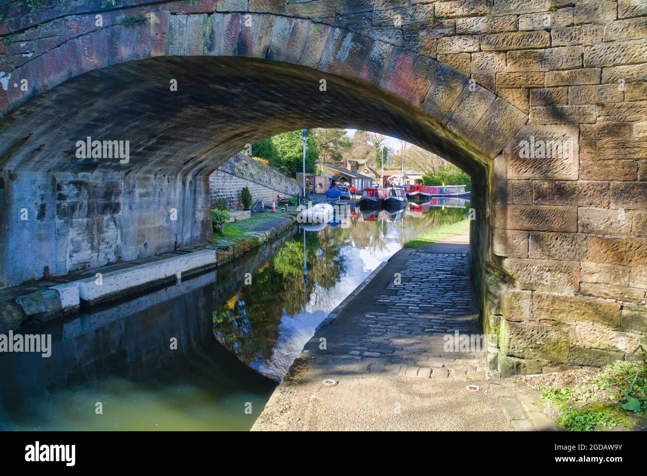 Heller, sonniger Frühlingstag im Linlithgow Canal Centre, Union Canal. Boote, West Lothian, Zentralschottland, Großbritannien. Stockfoto