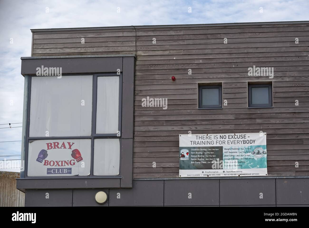 BRAY, IRLAND - 19. Jun 2021: Modernes Gebäude des Bray Boxing Clubs mit dem Logo am Fenster in Bray, County Wicklow, Irland. Stockfoto