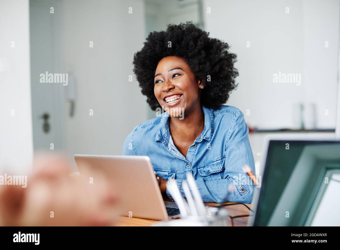 Portrait junge afroamerikanische Mädchen Frau lächelnd Büro Klassenzimmer Stockfoto