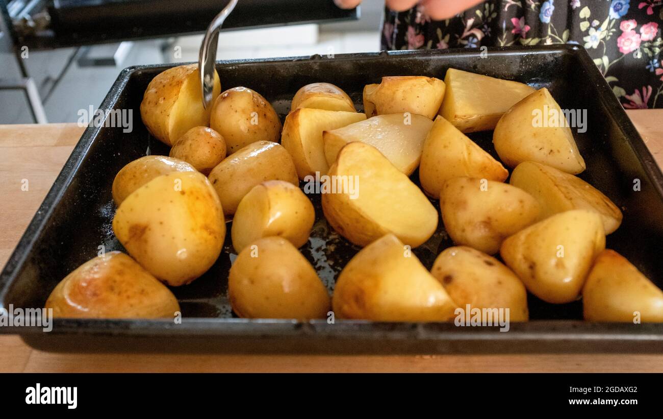Halbgekochte Bratkartoffeln Stockfoto