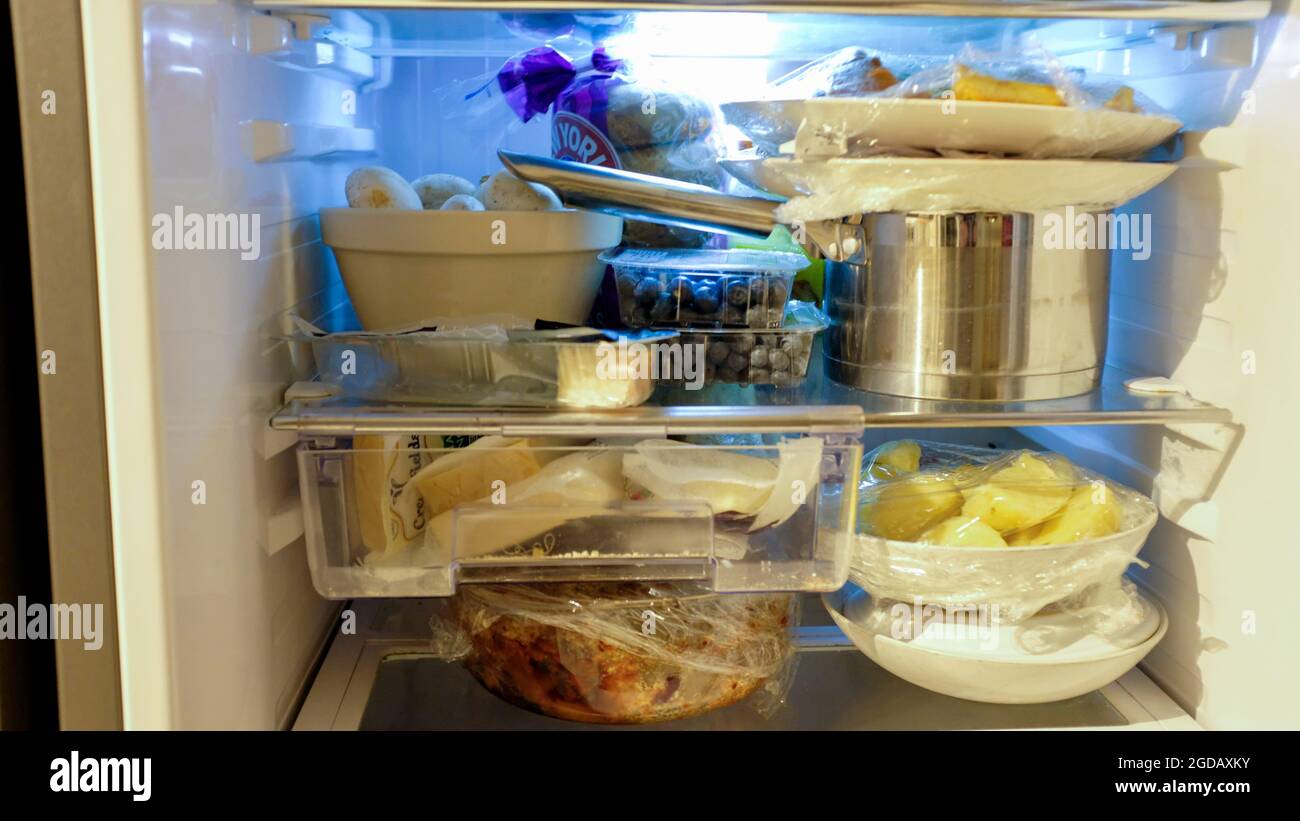 Der Inhalt eines sehr unordentlichen Kühlschranks Stockfoto