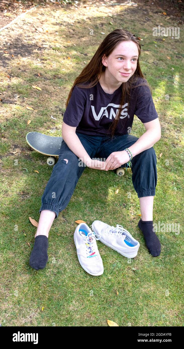 Eine junge Frau mit ihrem Skateboard Stockfoto