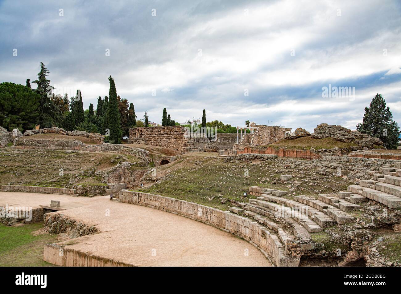 Coliseo o Arena de juegos romanos de la ciudad de Merida, con arcos de entrada y gradas rodeándola Stockfoto