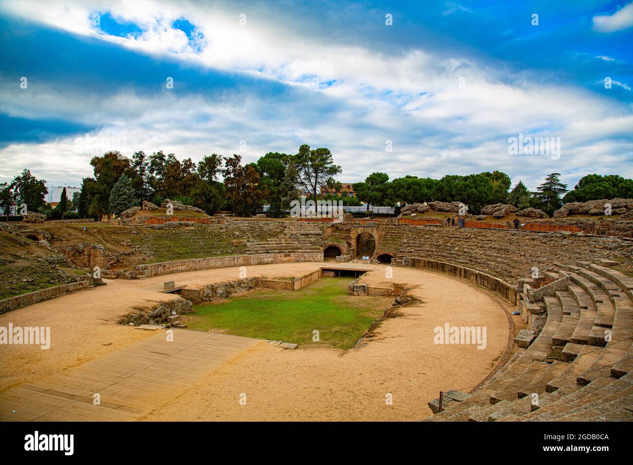 Coliseo o Arena de juegos romanos de la ciudad de Merida, con arcos de entrada y gradas rodeándola Stockfoto
