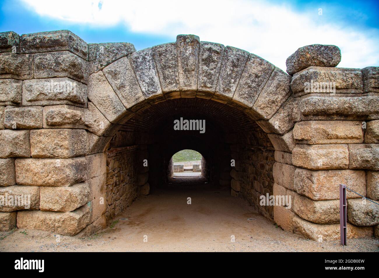Coliseo o Arena de juegos romanos de la ciudad de Merida, con arcos de entrada y gradas rodeándola Stockfoto