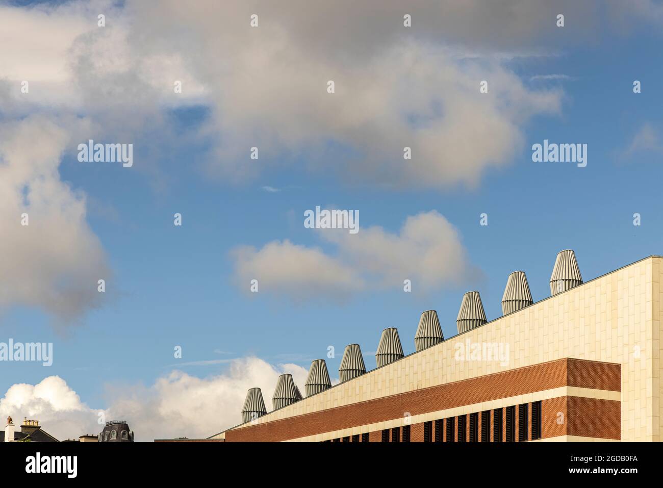 Dachlinie des Gebäudes der Lexicon Library gegen den Himmel in Dun Laoighaire, Dublin, Irland Stockfoto
