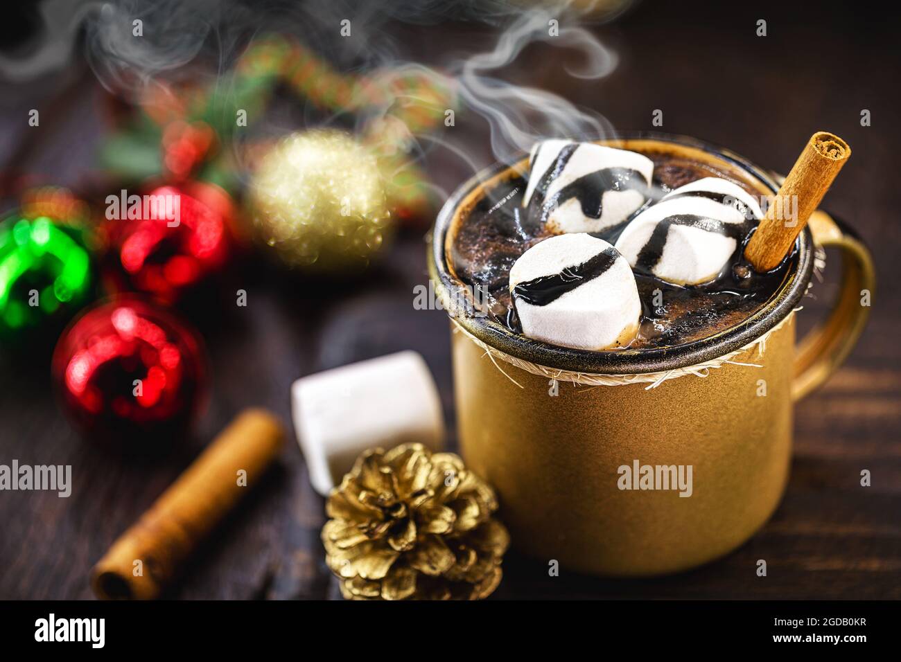 Heiße Schokolade mit marmelibischen Bonbons, ein typisches Weihnachts- und Weihnachtsgetränk Stockfoto