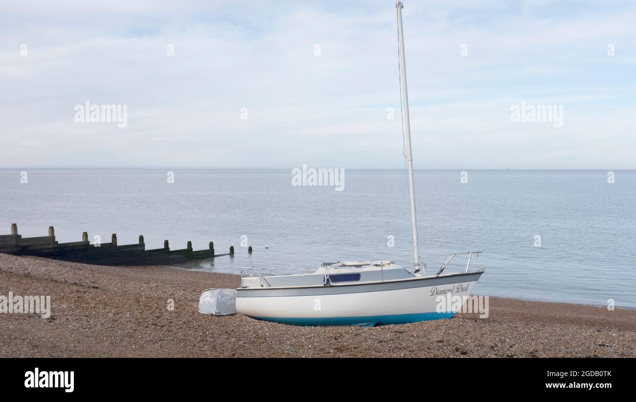 Ein Segelboot am Strand von Tankerton, in der Nähe von Whitstable, Kent Stockfoto