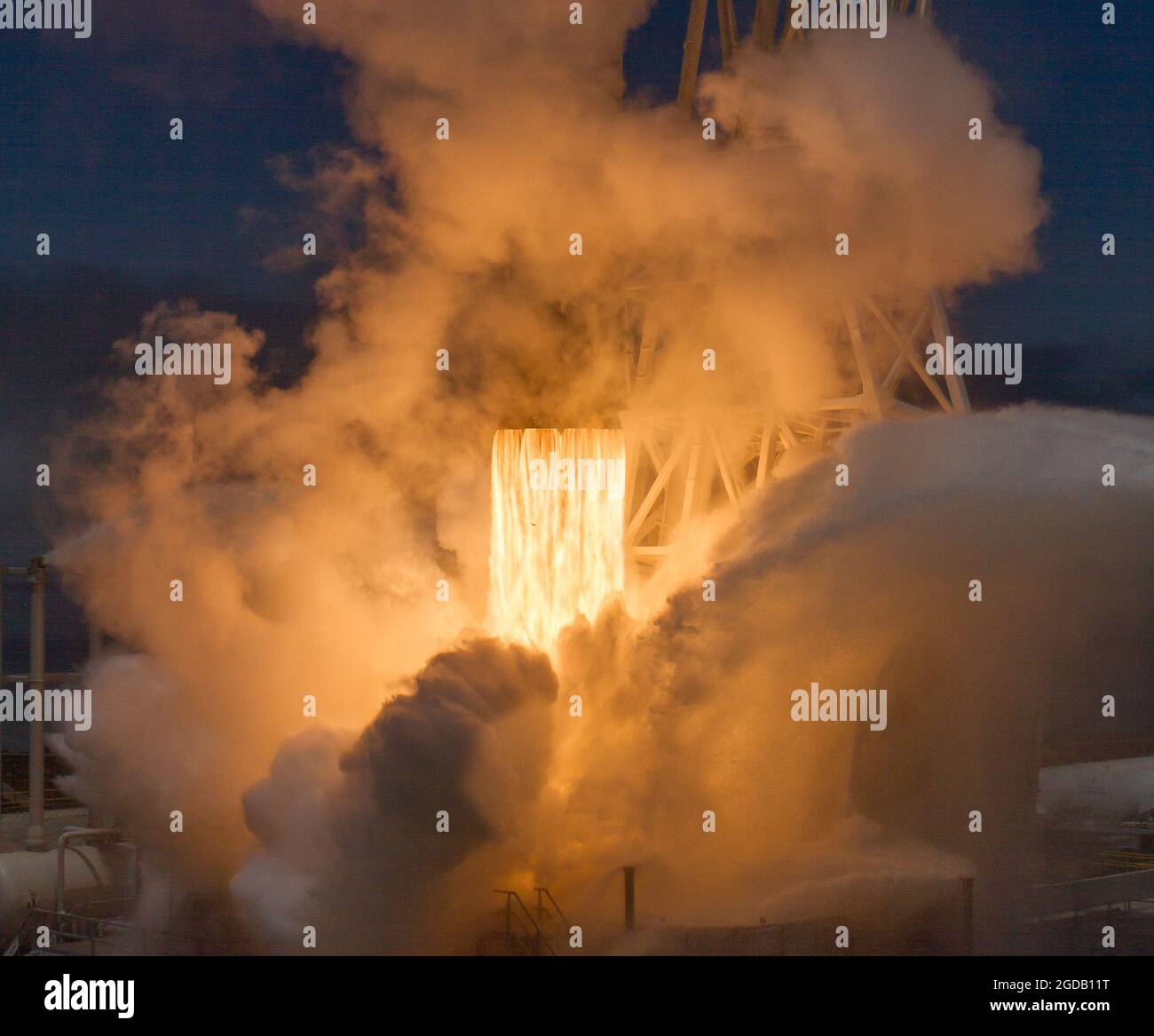 Dramatische Details einer Rakete, die beim Start flammt. Stockfoto