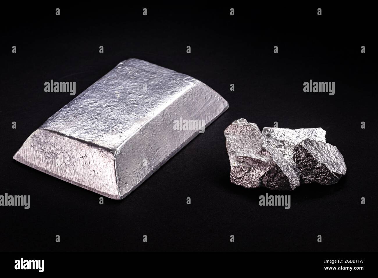 Mangan-Nugget und Ingot, Metall, das bei der Herstellung von  Metalllegierungen, bei der Herstellung von Stahl oder in Kupfer, Zink,  Aluminium, Zinn und Blei allo verwendet wird Stockfotografie - Alamy