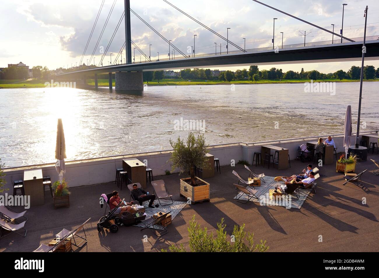 Erholsamer Nachmittag am Stadtstrand am Rhein in Düsseldorf. Stockfoto