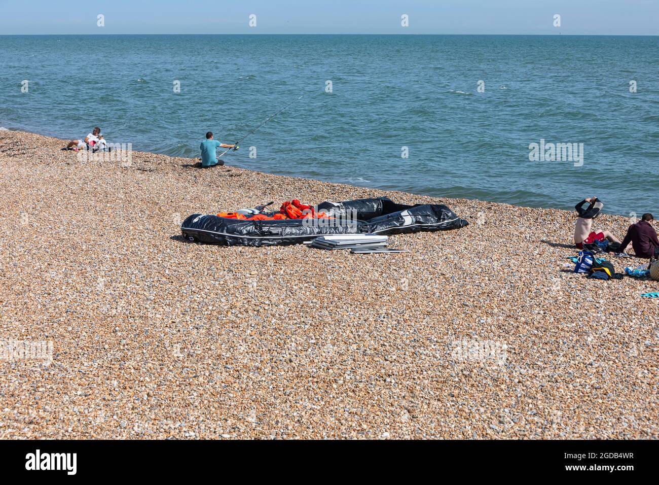 Ein Schlauchboot, das von illegalen Einwanderern/Asylbewerbern am Hythe Beach, Kent, aufgegeben wurde. Stockfoto