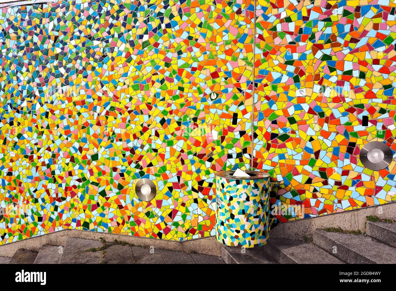 Farbenfrohe Mosaikwand „Rivertime“ (2017 restauriert) von Hermann-Josef Kuhna an der Rheinpromenade in Düsseldorf. Stockfoto