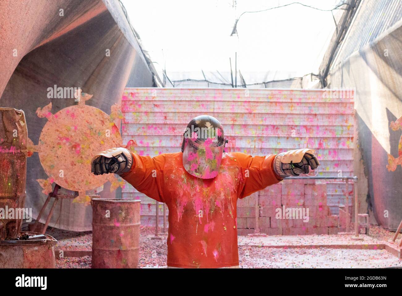 Human Target für Paintball Splatter in Orange und Pink Stockfoto