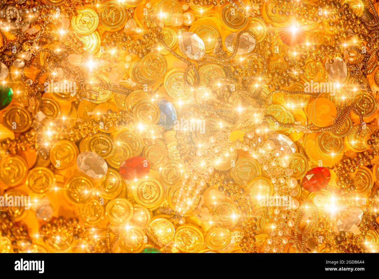 Stapel von goldenen Münzen Edelsteine Juwel und Diamant-Schatz mit Blink Glitter für Hintergrund. Stockfoto