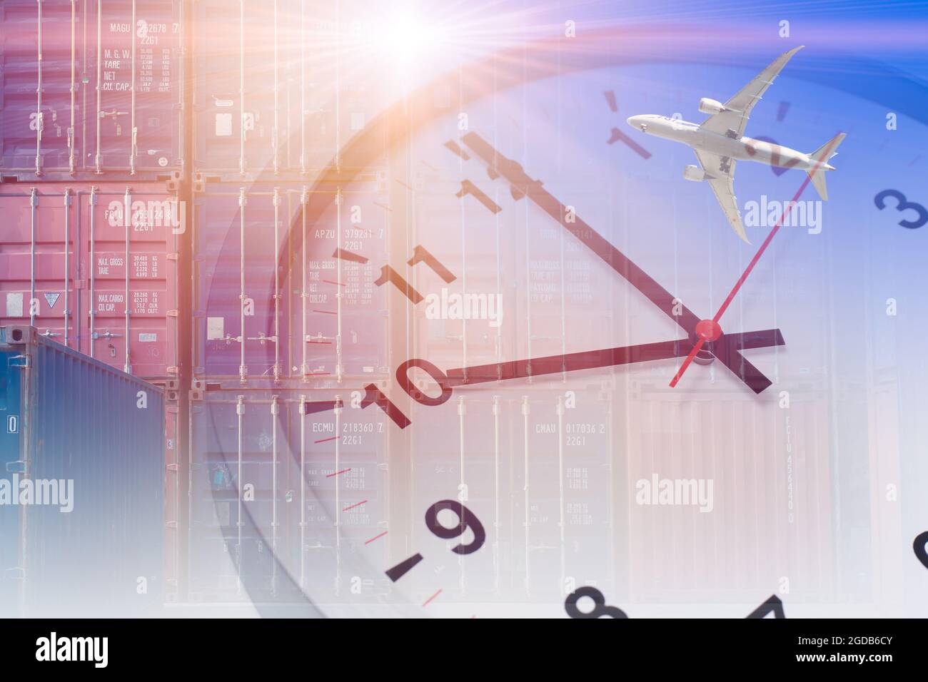 Versandzeiten. Luftverkehr mit Cargo-Port Container-Overlay mit Wecker Arbeitszeiten Konzept Hintergrund. Stockfoto