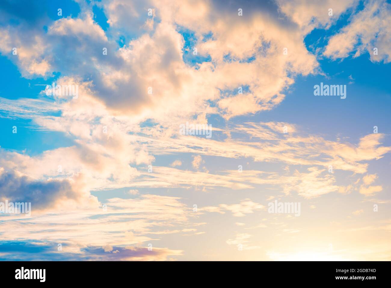 Himmel Wolke Sonnenaufgang neuer Tag schöne Natur für Hintergrund, zukünftigen Himmel oder morgen Konzept. Stockfoto