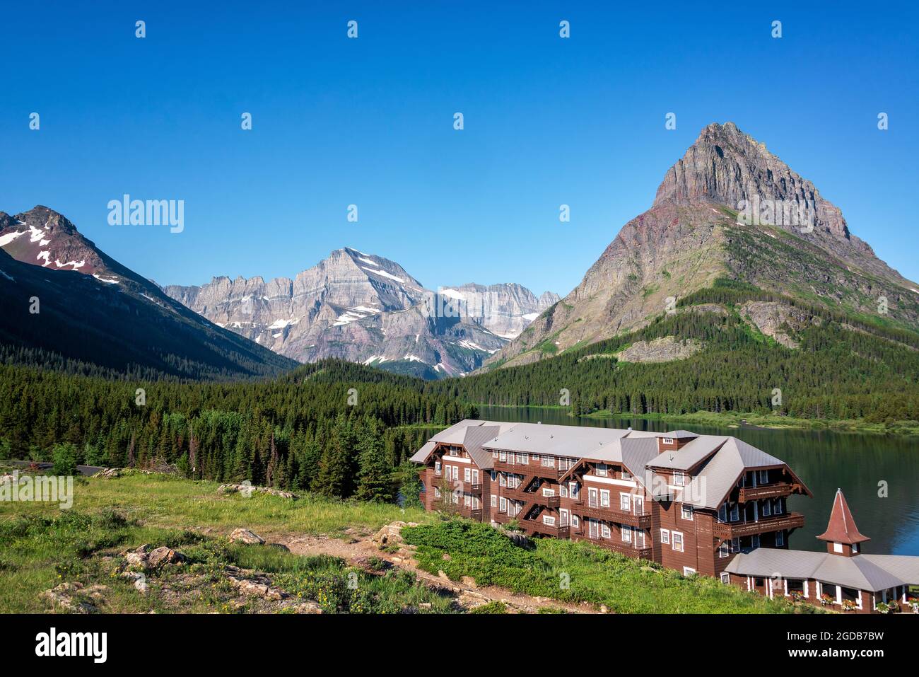 Historisches Many Glacier Hotel und Lake im Glacier National Park Stockfoto