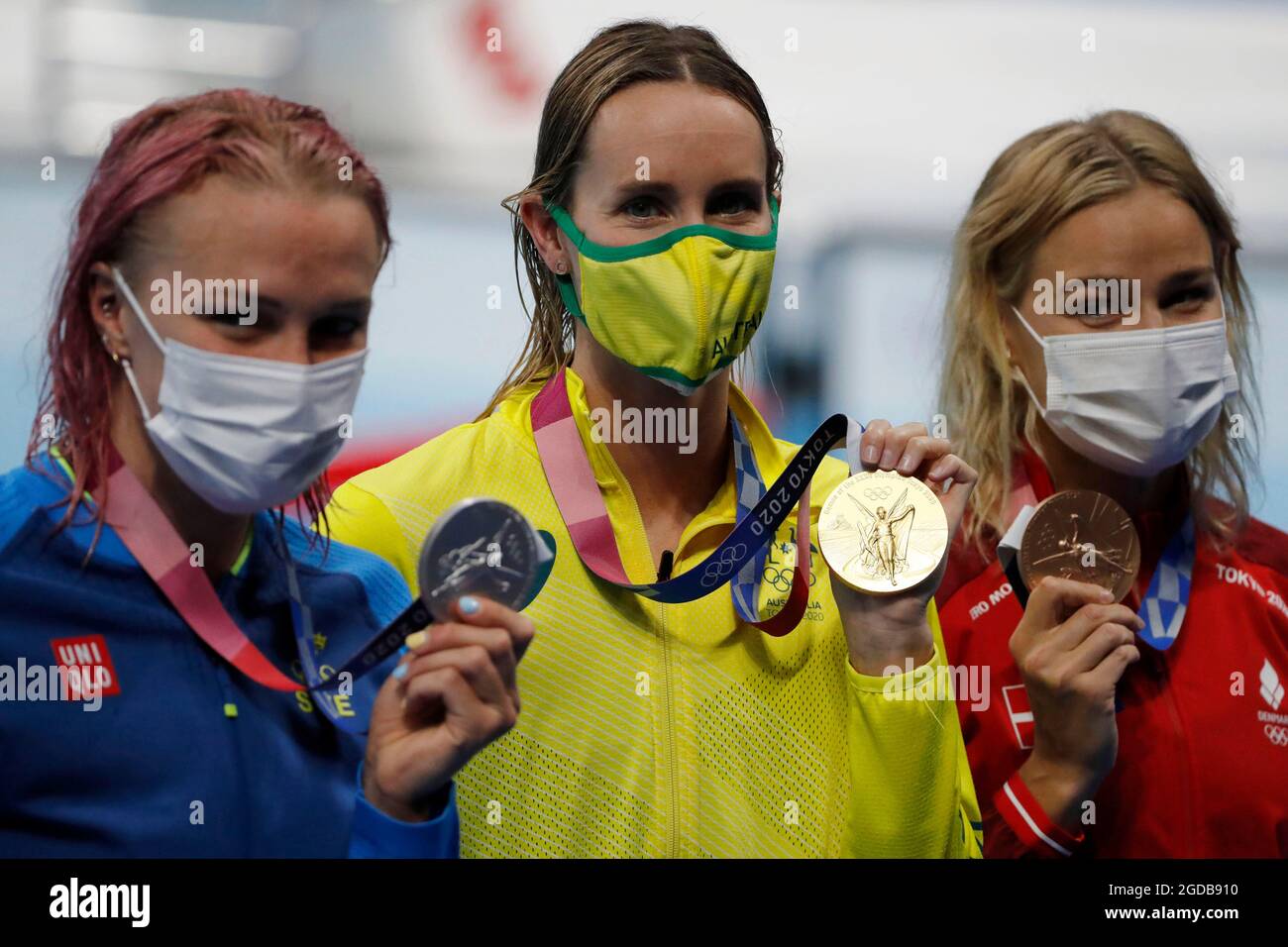 Tokio, Kanto, Japan. August 2021. Von links Sarah Sjoestroem (SWE), Emma McKeon (AUS) und Pernille Blume (DEN) mit ihren Medaillen bei der Medaillenzeremonie für die 50-m-Freistil der Frauen während der Olympischen Sommerspiele in Tokio 2020 im Tokyo Aquatics Center. (Bild: © David McIntyre/ZUMA Press Wire) Stockfoto