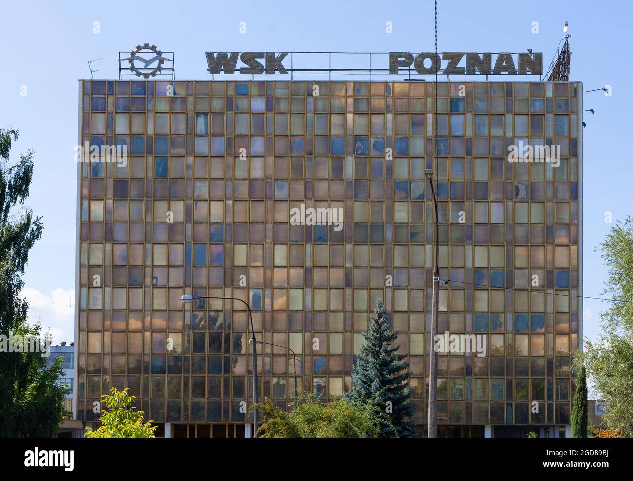 Poznan, POLEN - 30. Jul 2021: T Logo, Automotive Equipment Plants WSK, gegründet 1918. Automobilbranche. Altes Büro. Stockfoto