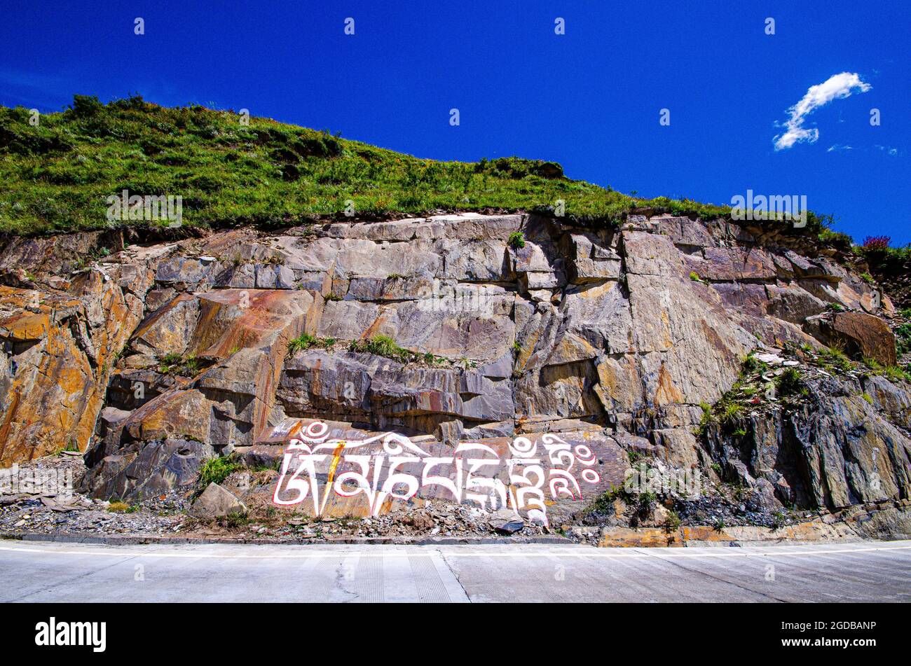 Mani Stone mit dem Gestein, das buddhistische Mantra von avalokitesvara (Guanyin), dem Om Mani Padme Hum, zeichnet Stockfoto