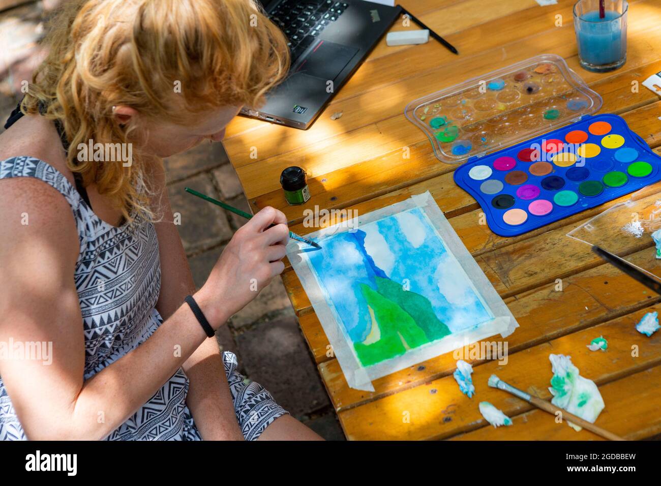 Junge Frau malt mit Aquarell Stockfoto