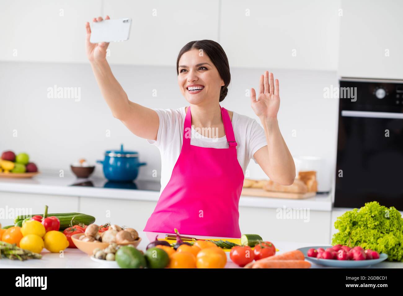 Foto von lustigen Brunette Millennial Dame Gespräch Telefon Koch von zu Hause aus in der Küche Stockfoto