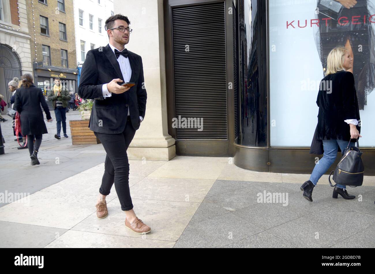 London, England, Großbritannien. Mann in schwarzer Krawatte, aber ohne Socken, Covent Garden Stockfoto