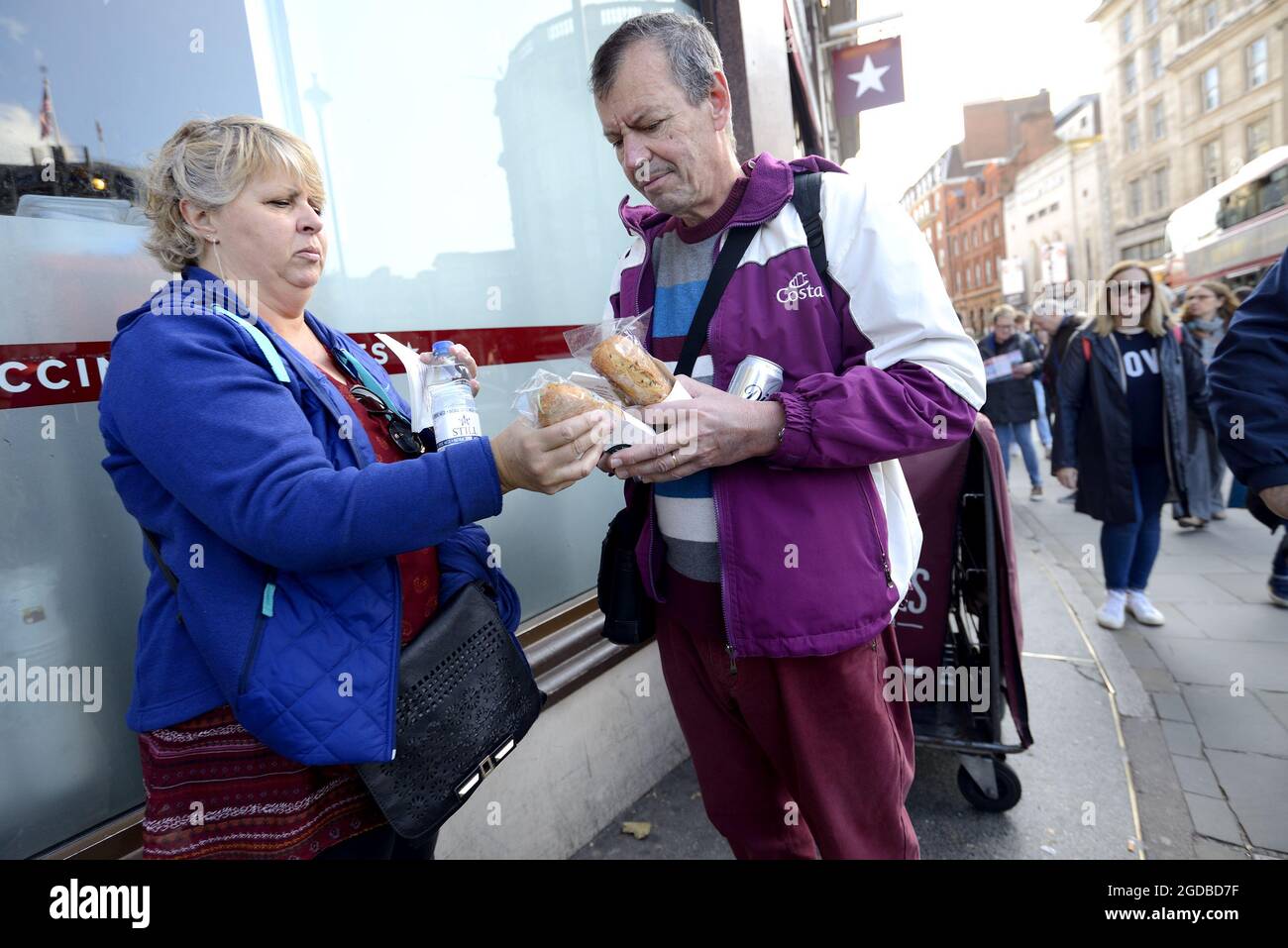 London, England, Großbritannien. Trinken Sie ein paar Drinks und Sandwiches vor einem Costa Coffee im Zentrum von London Stockfoto