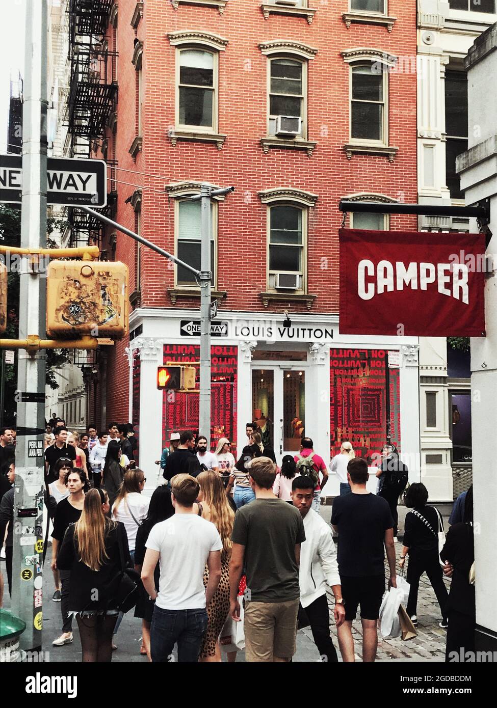 Louis Vuitton Geschäft im Stadtteil SoHo in Manhattan, New York City, New York, USA. Viel Bürgersteig voll mit Leuten, die einkaufen Stockfoto