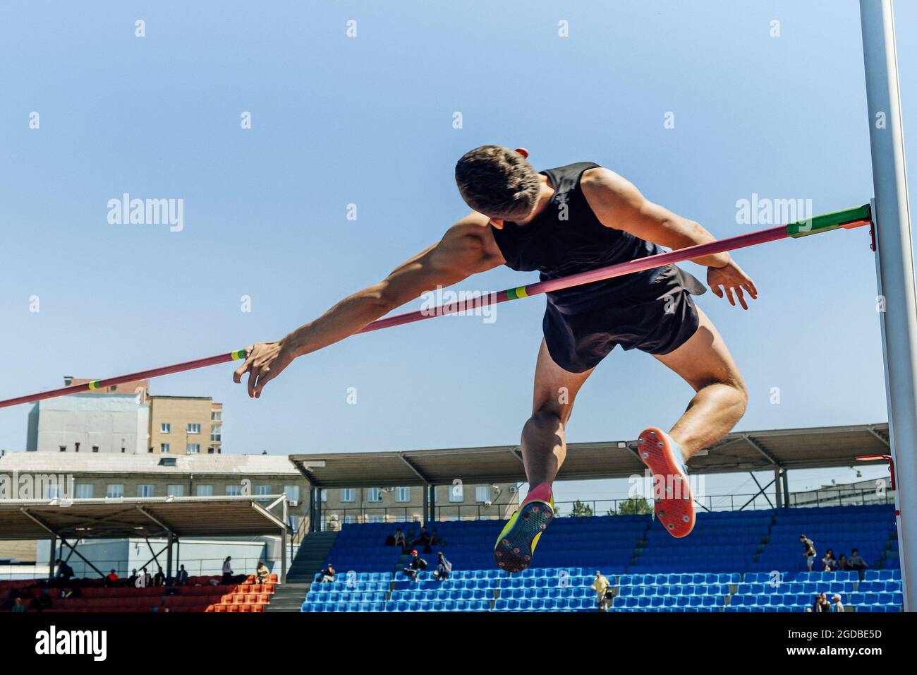 Back Hochsprung männlichen Athleten im Wettbewerb Stockfoto