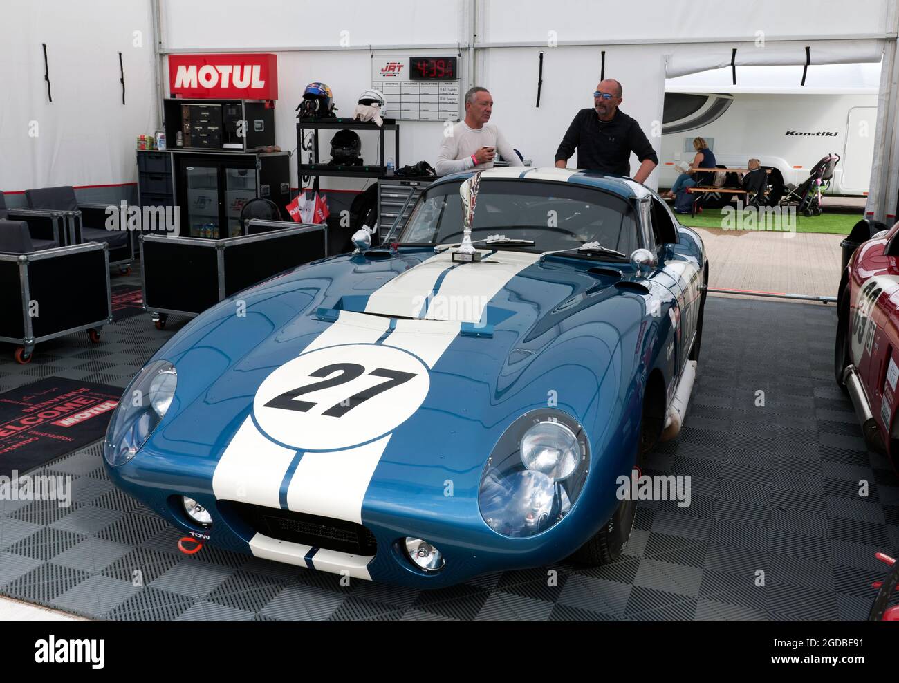 Das AC Cobra daona Coupé von Roy Alderslade und Andrew Jordan mit dem 3. Platz gewann bei der International Trophy for Classic Pre-66 Cars Stockfoto