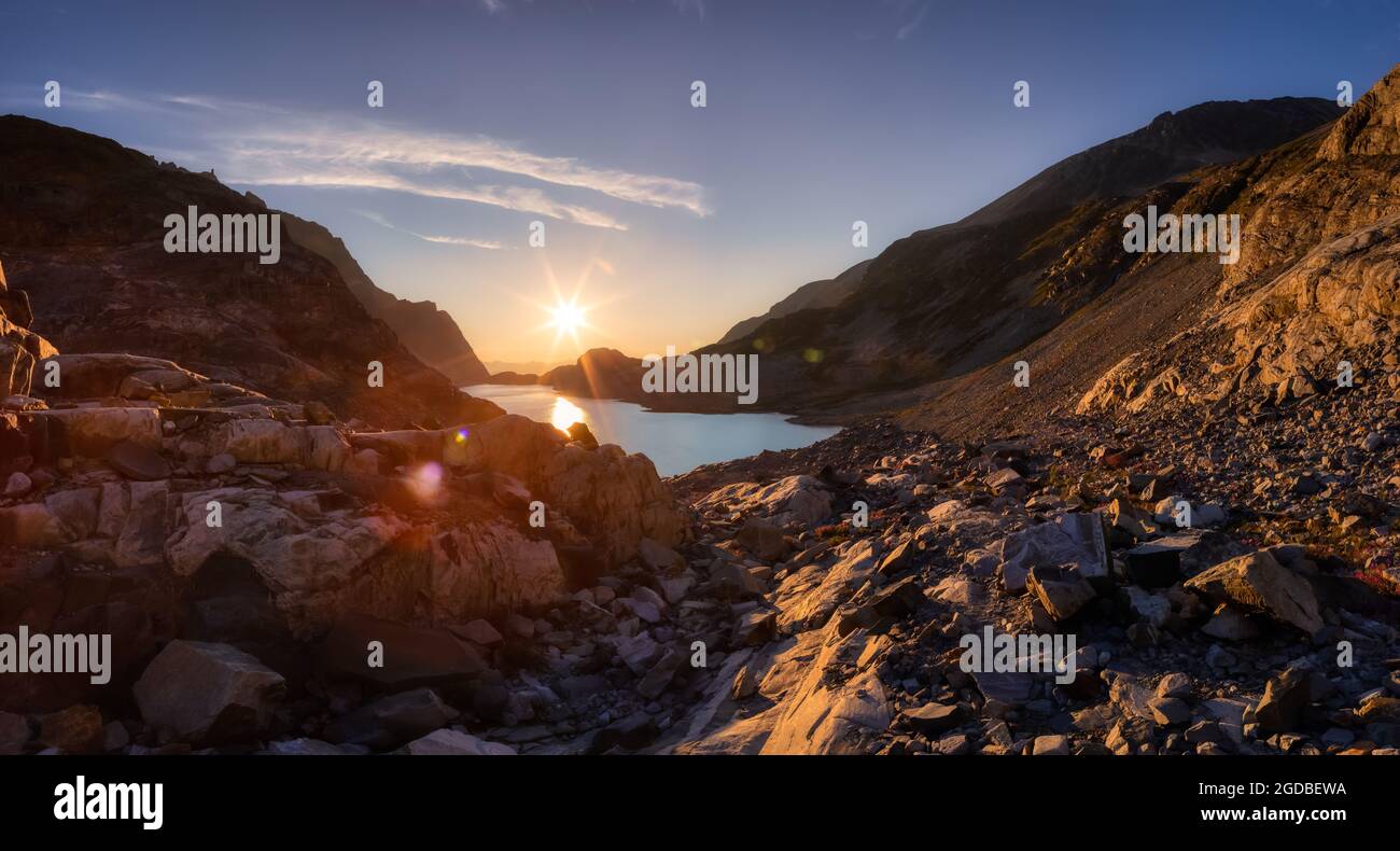 Panoramablick auf den lebhaften, farbenfrohen Glacier Lake in den Rocky Mountains Stockfoto