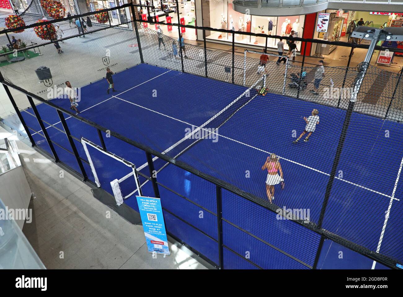Einige, die Paddle-Tennis auf einem Paddle-Tennisplatz im Einkaufszentrum Nordstan, Göteborg, spielen. Stockfoto