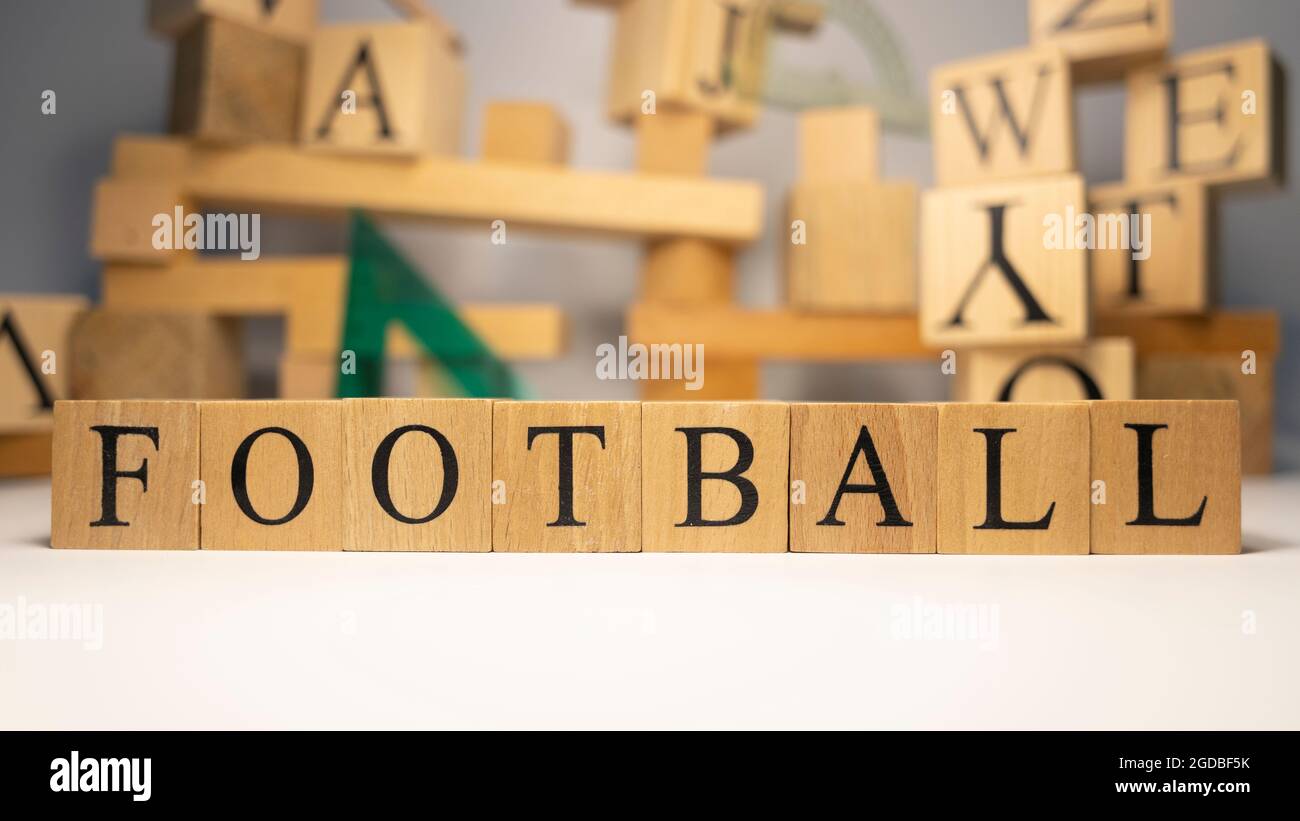 Fußball wurde aus Holzwürfeln hergestellt. Sport und die Olympischen Spiele. Nahaufnahme. Stockfoto