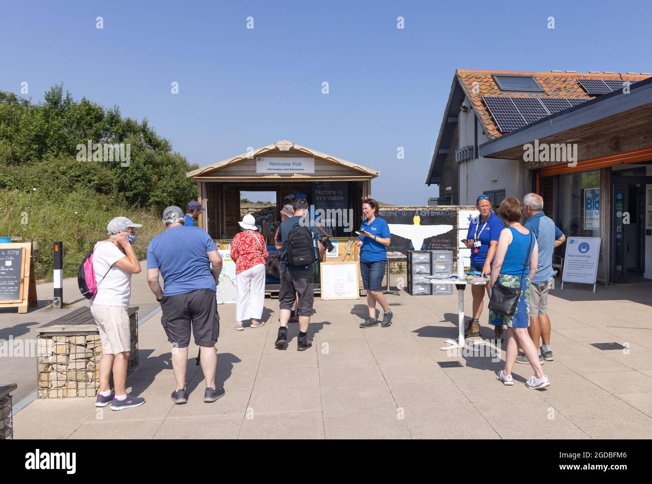 Das Personal des RSPB begrüßt die Besucher an einem sonnigen Sommertag am Eingang des RSPB Bempton Cliffs, East Yorkshire UK Stockfoto