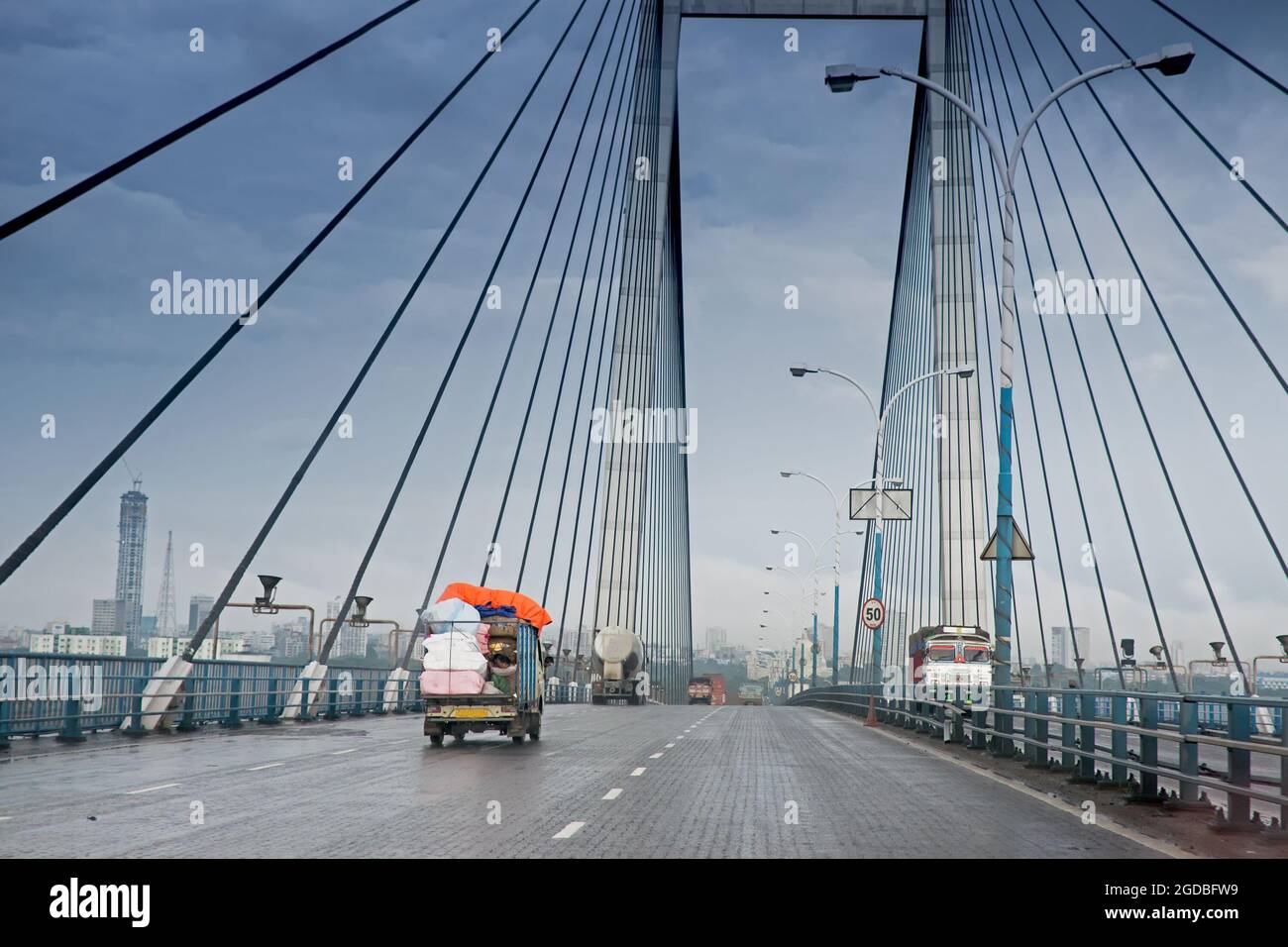 Vidyasagar Setu (Brücke) über den Fluss Ganges, bekannt als 2. Hooghly-Brücke in Kalkutta, Westbengalen, Indien. Verbindet Howrah und Kalkutta, zwei große Städte von W Stockfoto